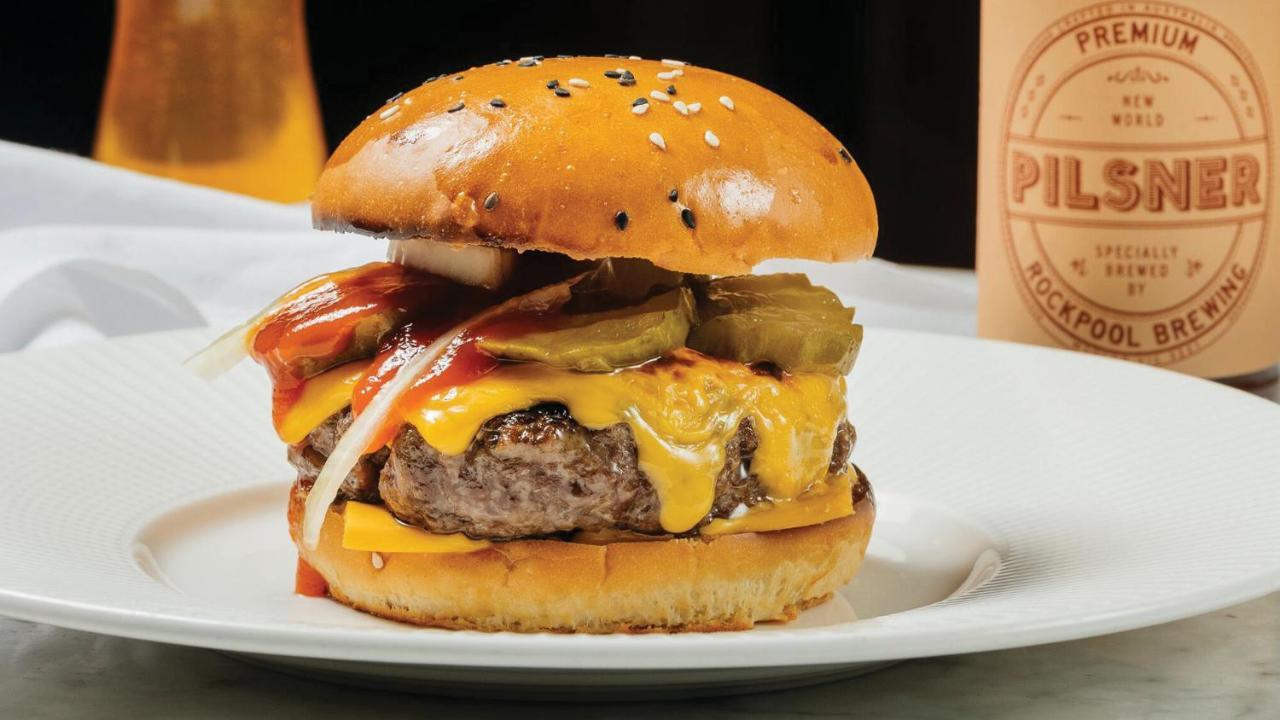 Hotel Crown Towers Melbourne Esterno foto A cheeseburger