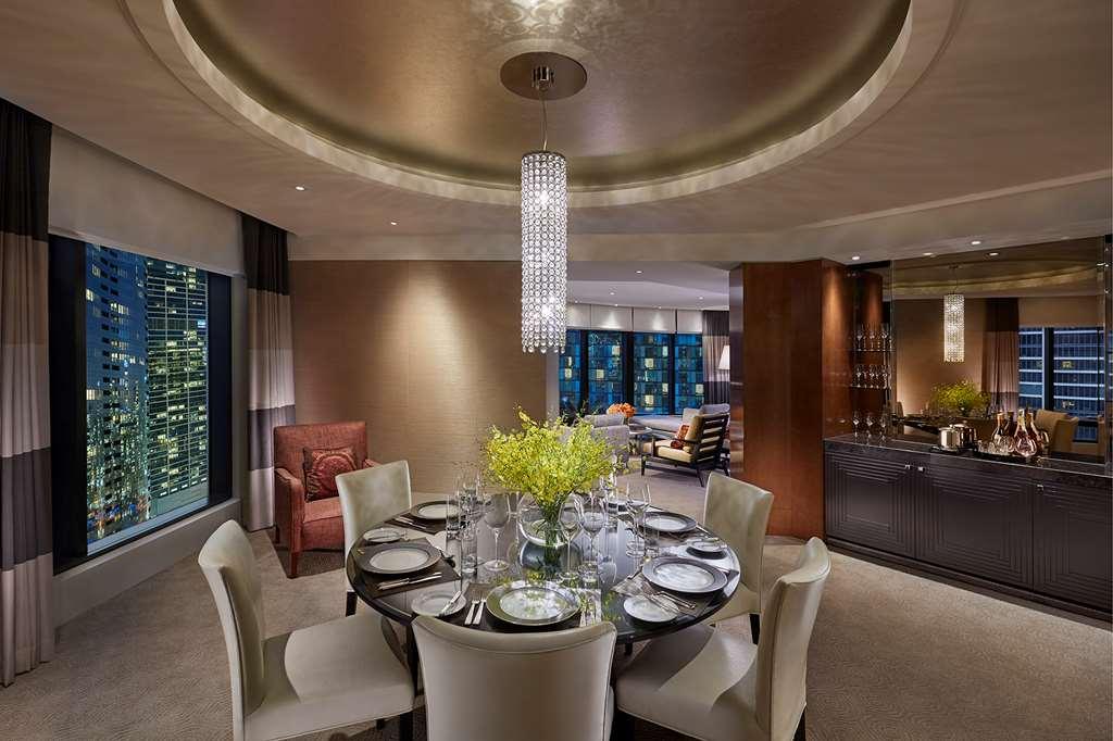 Hotel Crown Towers Melbourne Camera foto The dining room of a suite at the Ritz-Carlton, Singapore