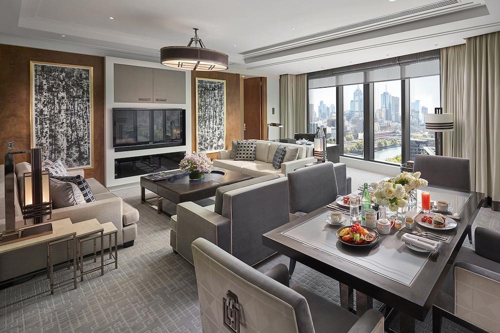 Hotel Crown Towers Melbourne Esterno foto The living room of a suite at The Hari
