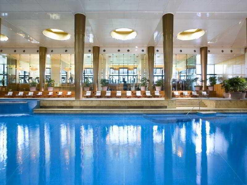 Hotel Crown Towers Melbourne Esterno foto The pool at the InterContinental