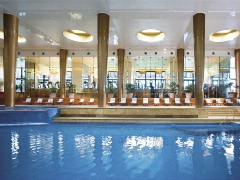 Hotel Crown Towers Melbourne Esterno foto The pool at the InterContinental