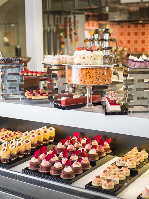 Hotel Crown Towers Melbourne Esterno foto A dessert buffet