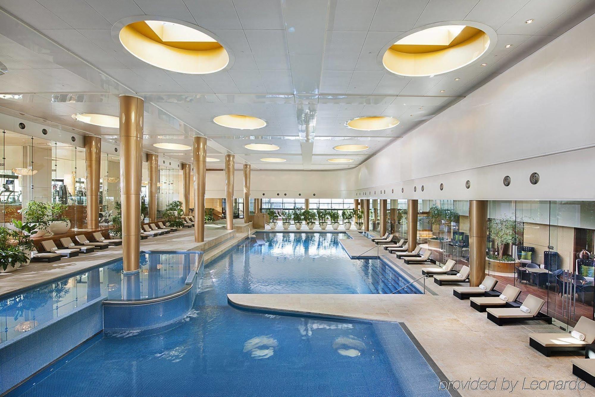 Hotel Crown Towers Melbourne Esterno foto The pool at the spa
